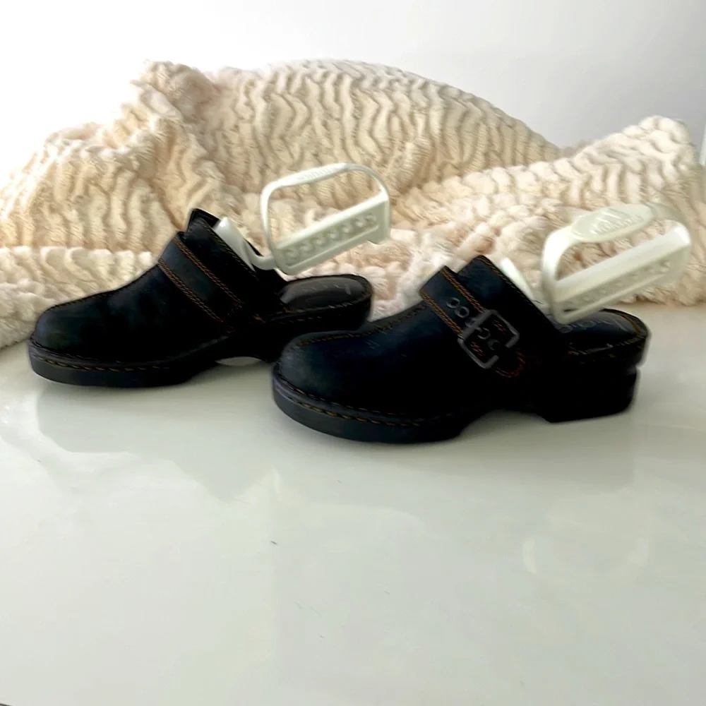 boc Ladies Clogs. Buckled Feature. Size 7/38 - Picture 2 of 12